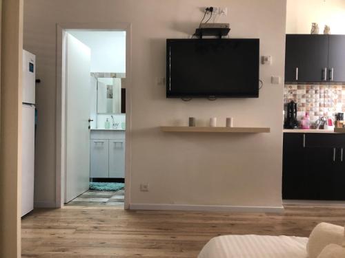 Dapur atau dapur kecil di Studio Apartment in Bat-Yam