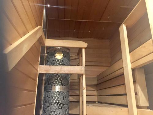 Vista interior de una sauna con escalera. en Ullanlinna Studio, en Helsinki