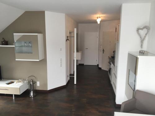 um quarto com um corredor com um lavatório e um espelho em Golf Appartement 2.11 Hebelhof em Bad Bellingen