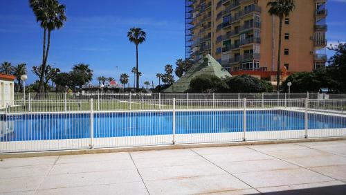 ogrodzenie wokół basenu w mieście w obiekcie Benalmadena ,apartamento-Estudio primera Línea de Playa w mieście Benalmádena