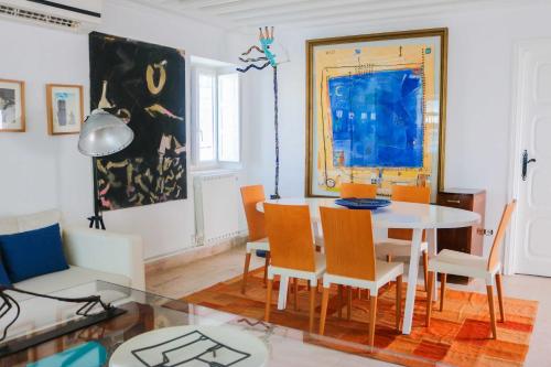 a dining room with a table and chairs at La Maison De L'artiste in Sidi Bou Saïd