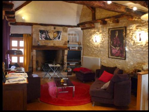sala de estar con sofá y mesa en Cosy maisonnette Lascaux, en Montignac
