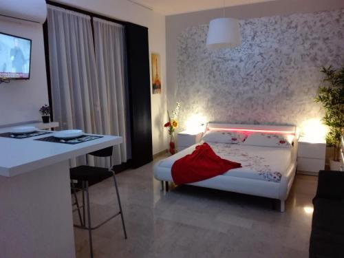 Habitación de hotel con cama, escritorio y cocina en Mecenate Cozy Flat, en Milán