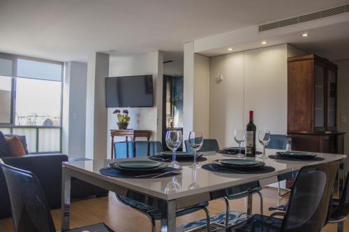 a dining room with a table with wine glasses at Amazing Amial in Porto