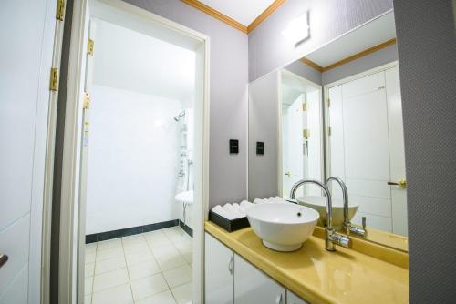 A bathroom at Gangneung Donga Hotel