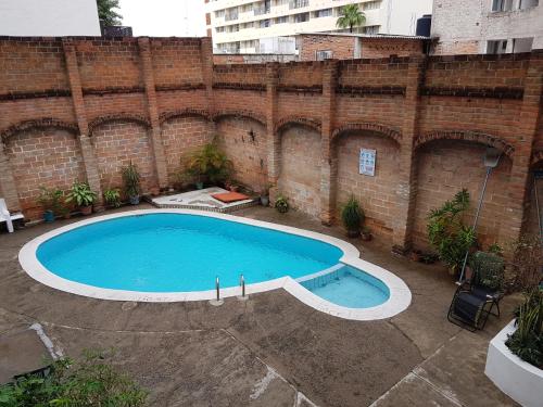 una piscina vacía en un antiguo edificio de ladrillo en Olas Altas 534 Interior 4, en Puerto Vallarta