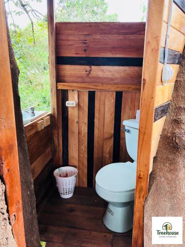 ein Badezimmer mit Toilette und Waschbecken in der Unterkunft Eden Treehouse in Mindo