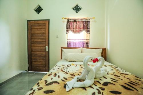En eller flere senger på et rom på Putu Lembongan Lodge