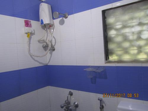 y baño con ducha y lavamanos. en SONA VILLA, THE LAKE CHALET, en Kudāl