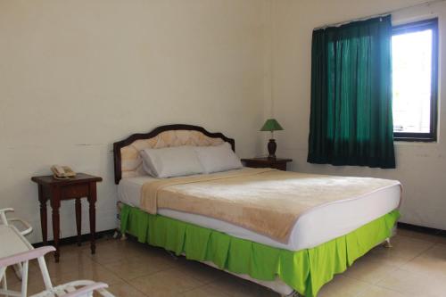 Säng eller sängar i ett rum på Hotel Ronggolawe