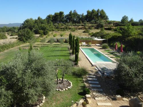 - une vue aérienne sur un jardin avec une piscine dans l'établissement L'arcadie Du Souleyan, à Oppède