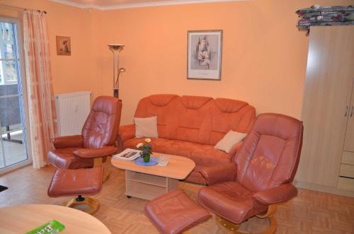 - un salon avec un canapé et deux chaises dans l'établissement Ferienwohnung Fischerhafen 14/Guent, à Karlshagen
