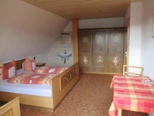 1 dormitorio con 1 cama y lavamanos. en Haus Erlenmoos, en St. Georgen im Schwarzwald