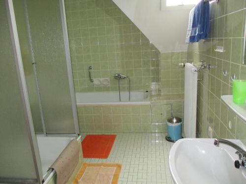 y baño con ducha, bañera y lavamanos. en Haus Erlenmoos, en St. Georgen im Schwarzwald