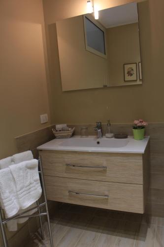 a bathroom with a sink and a mirror at L'Alba sui Templi in Agrigento