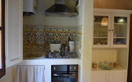 佛羅倫斯的住宿－Calzaiuoli luxury and characteristic apartment，一间带炉灶的厨房 微波炉旁的顶级烤箱