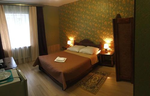 スモレンスクにあるHotel Derzhavaの小さなベッドルーム(ベッド1台、窓付)