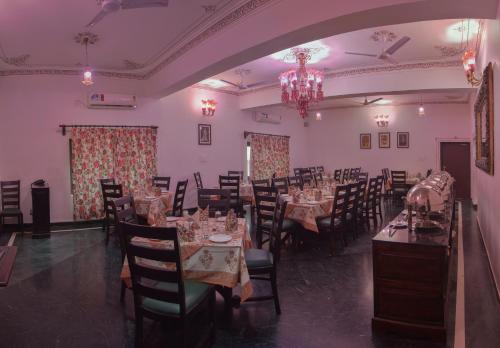 Un restaurante o sitio para comer en The Lavitra Lakeview Hotel