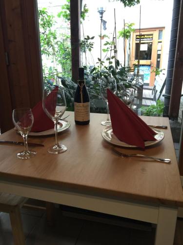 ヴュルツブルクにあるFeWo Pleichのグラス2杯とワイン1本付きテーブル