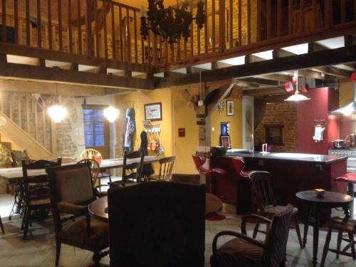 ein Restaurant mit Tischen und Stühlen und eine Bar in der Unterkunft Hello velo in Tintury