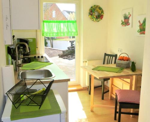 een keuken met een wastafel en een tafel met bananen bij Ferienwohnung Voelkel in Trier