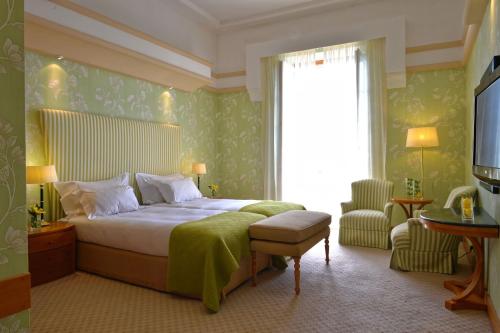 ヴィアナ・ド・カステロにあるポサダ デ ヴィアナ ド カステロのベッドルーム(ベッド1台、窓、テレビ付)