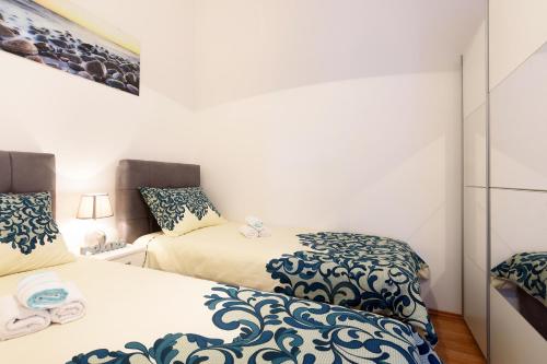 Posteľ alebo postele v izbe v ubytovaní Apartmani Judita