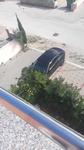 un coche aparcado al lado de una calle en Marina & Luka, en Povljana
