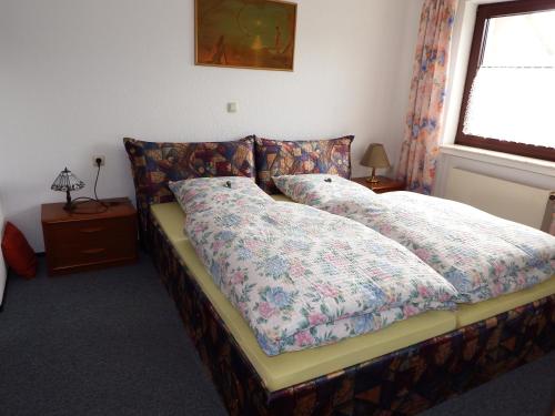 1 dormitorio con 2 almohadas en nette Ferienwohnung im Grünen, en Idstein