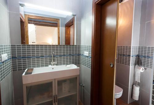 ein Bad mit einem Waschbecken und einem WC in der Unterkunft Ca La Partida in San Rafael del Río