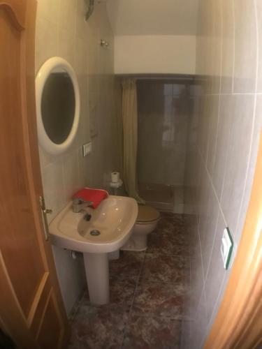 mała łazienka z umywalką i toaletą w obiekcie Casa Guillermo w mieście Arroyo Frio