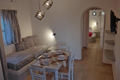 卡斯特拉基索的住宿－Sahara Apartments，客厅配有桌子和沙发