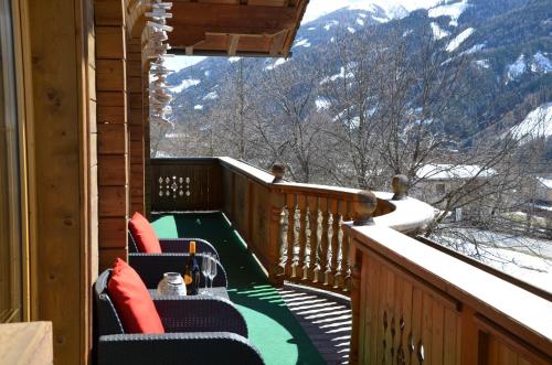 a balcony with chairs and a view of the mountains at Ferienwohnung Annemarie in Virgen