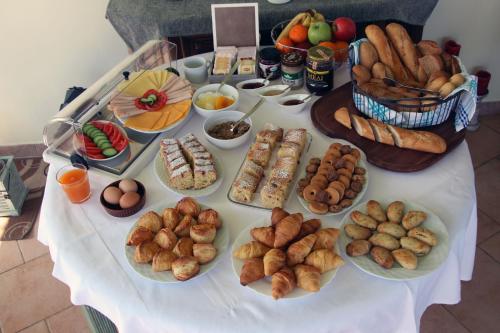 een tafel met een heleboel verschillende soorten brood en gebak bij Miva Sea View in Faliraki