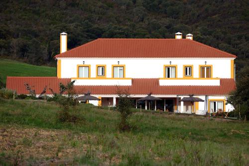 a large white house on top of a hill at Casa do Alfaro in Azambuja