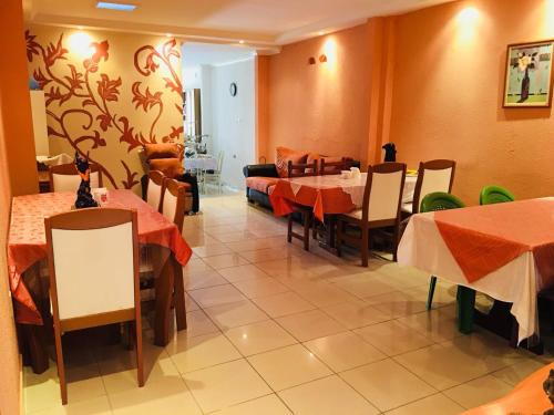 un restaurante con mesas y sillas en una habitación en Pousada Brenda, en Fortaleza