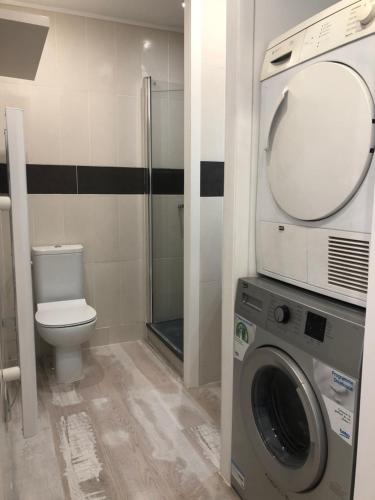 La salle de bains est pourvue d'un lave-linge et de toilettes. dans l'établissement T2 centre-ville place d'Armes Clim-Wifi, à Toulon