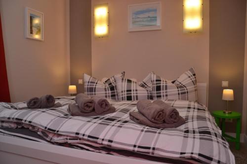 ein Bett mit drei Handtüchern darüber in der Unterkunft Villa Ilse in Heringsdorf