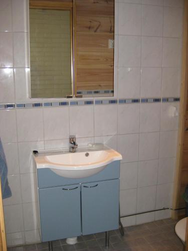 a bathroom with a sink and a mirror at Lomavouti Cottages in Savonranta
