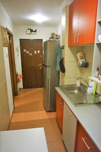 ブカレストにあるPolitehnica Apartmentのキッチン(冷蔵庫、シンク付)