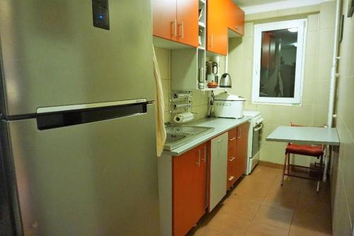 ブカレストにあるPolitehnica Apartmentのキッチン(冷蔵庫、テーブル付)