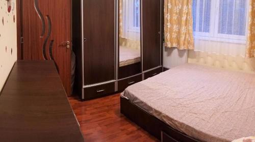 ブカレストにあるPolitehnica Apartmentのベッドルーム1室(ベッド1台、ドレッサー付)