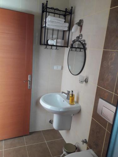 A bathroom at Sapphire Hotel