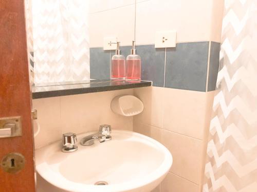 W łazience znajduje się umywalka i lustro. w obiekcie Apartamento El Cobijo w Córdobie