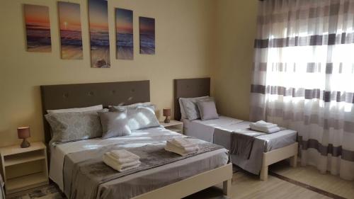 1 Schlafzimmer mit 2 Betten und einem Fenster in der Unterkunft Salento Al Mare in Taviano