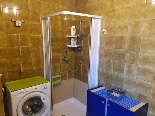 a bathroom with a washing machine and a shower at Stella Marina in Calatabiano