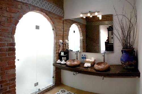 une chambre avec un comptoir avec deux rochers dessus dans l'établissement Hotel Boutique Posada XVII, à Puebla