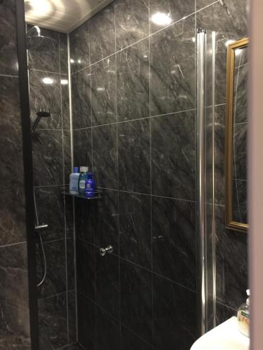 Kylpyhuone majoituspaikassa Asuntohotelli Kaivo