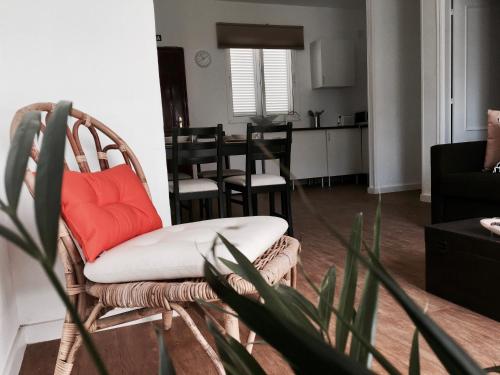 プエルト・デ・モガンにあるSabana - Terraza y Vistasのリビングルーム(籐の椅子付)、キッチン