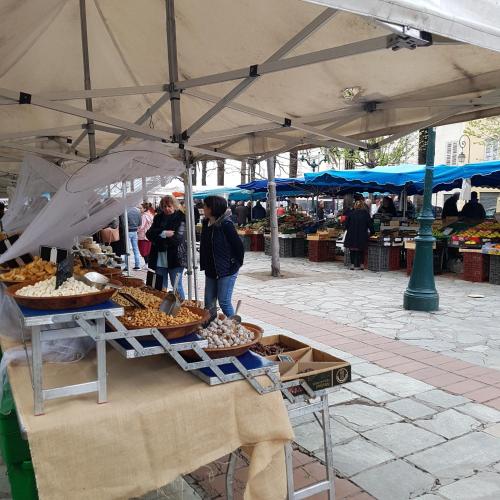 un marché avec des personnes debout sous une grande tente dans l'établissement **** VERY CENTRAL Ajaccio 36 rue Fesch, cosy flat in city center pedestrian street, up to 4 people ****, à Ajaccio